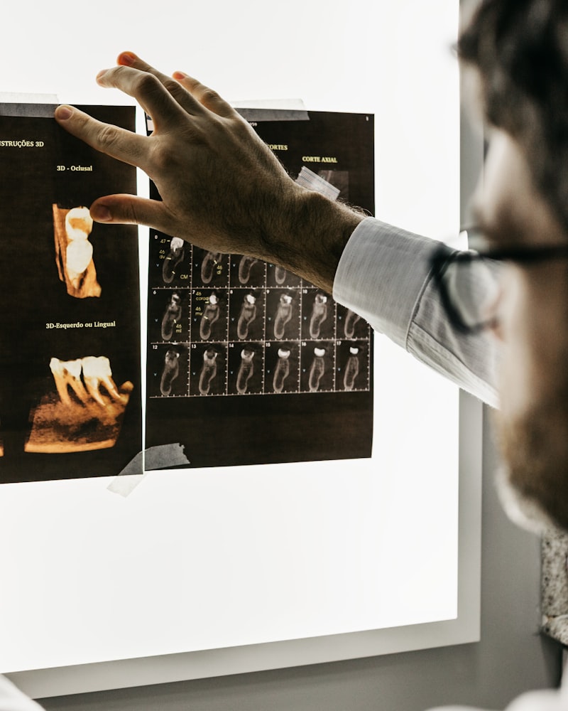 Freundliches Zahnarztteam bei der Behandlung